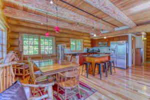 uma cozinha com pisos em madeira, uma mesa e cadeiras em Camano Family Retreat em Indian Beach