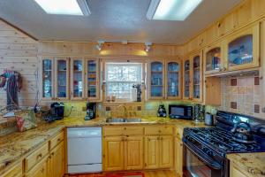 Una cocina o zona de cocina en Red Top Lodge