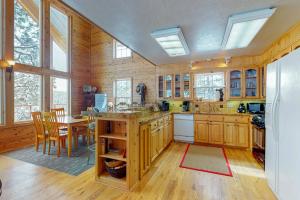 Una cocina o zona de cocina en Red Top Lodge