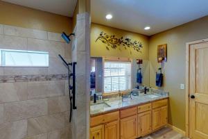 y baño con ducha y lavabo doble. en Red Top Lodge, en Pagosa Springs