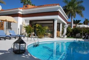 Bazén v ubytovaní Lacy Golf Apartments alebo v jeho blízkosti