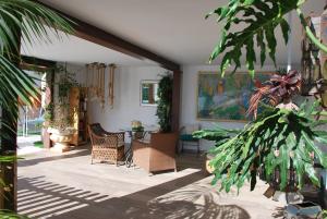 Lacy Golf Apartments في ماسبالوماس: غرفة معيشة مع كراسي وطاولة