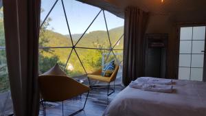 Postel nebo postele na pokoji v ubytování Glamping Georgia Krikhi + 37 fotografií
