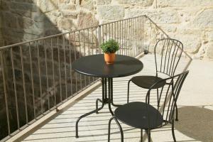 un tavolo con due sedie e una pianta sul balcone di Trindade Premium Apartments a Porto Altre 70 foto