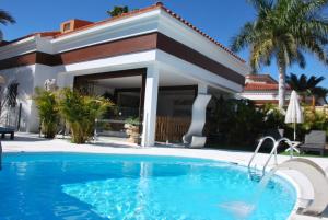 Bazén v ubytovaní Lacy Golf Apartments alebo v jeho blízkosti