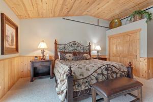 ein Schlafzimmer mit einem Bett und einer Holzdecke in der Unterkunft Voyageur View in Eagle River