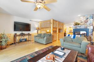 ein Wohnzimmer mit einem Sofa und einem TV in der Unterkunft Voyageur View in Eagle River