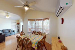 een eetkamer met een tafel en stoelen en een bank bij Long Island Village Unit 081 in Port Isabel