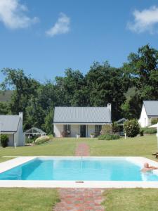 Bazén v ubytování Belvidere Manor Lagoonside Cottages nebo v jeho okolí