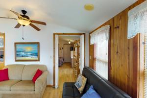 Posezení v ubytování Long Island Village Unit 214