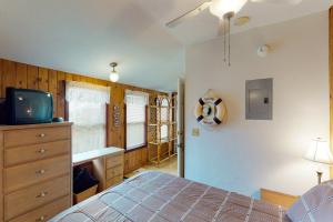 Postel nebo postele na pokoji v ubytování Long Island Village Unit 214