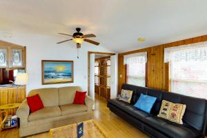 Posezení v ubytování Long Island Village Unit 214