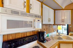 Kuchyň nebo kuchyňský kout v ubytování Long Island Village Unit 214