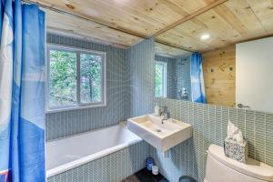 un bagno con vasca, lavandino e WC di 26 Ontario a Ocean Bay Park Altre 21 foto