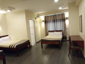 Una cama o camas en una habitación de Shangri-La Fortune Hotel