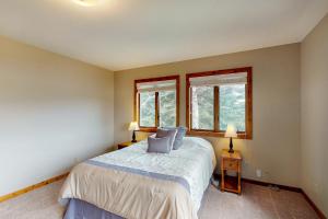 Postel nebo postele na pokoji v ubytování Conrad Vista Waterfront Home