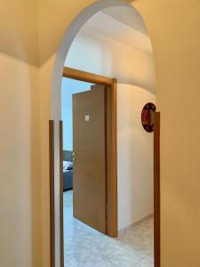 an archway leading to a door in a room at Il Corso in Cagliari