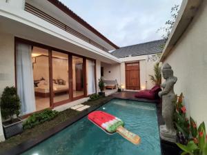 Der Swimmingpool an oder in der Nähe von The Satya Villa