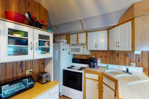 Kuchyň nebo kuchyňský kout v ubytování Long Island Village Unit 214