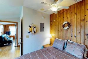 Postel nebo postele na pokoji v ubytování Long Island Village Unit 214