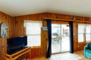 TV a/nebo společenská místnost v ubytování Long Island Village Unit 214