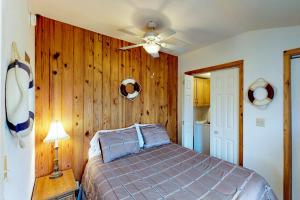 Postel nebo postele na pokoji v ubytování Long Island Village Unit 214