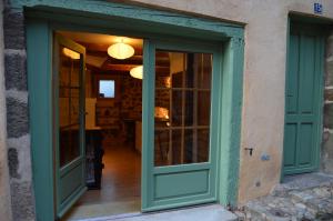 - une porte menant à une salle à manger avec une table dans l'établissement Le gîte du Bessat, au Puy-en-Velay