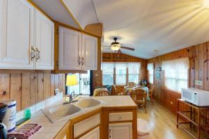 Kuchyň nebo kuchyňský kout v ubytování Long Island Village Unit 214