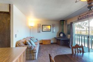 ein Wohnzimmer mit einem Sofa und einem Kamin in der Unterkunft Red Cricket 22 in Sandpoint