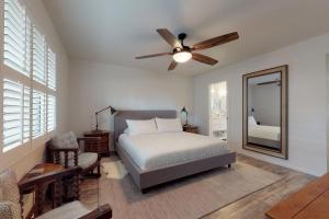 - une chambre avec un lit et un ventilateur de plafond dans l'établissement Scottsdale In-Town Villa, à Scottsdale