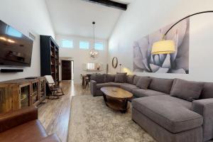 - un salon avec un canapé et une table dans l'établissement Scottsdale In-Town Villa, à Scottsdale