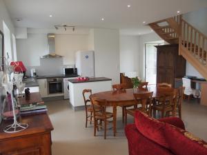 a kitchen and dining room with a table and chairs at Maison Leonard in Vains