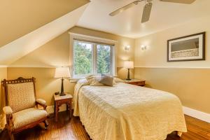 Llit o llits en una habitació de 6 Bed 4 Bath Vacation home in Eastsound