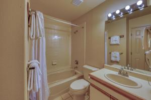 ein Badezimmer mit einer Badewanne, einem Waschbecken und einem WC in der Unterkunft Fairway Getaway in Copper Mountain