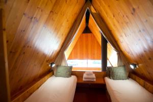 a room with two beds and a window at La cabaña de Ger in Ger