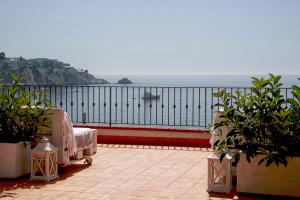 a balcony with a view of the ocean at B&B Sottocoperta in Taormina