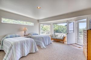 2 letti in una camera con 2 finestre di Coast Haven - 2 Bed 2 Bath Vacation home in Bandon Dunes a Bandon