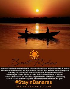 deux hommes dans un bateau sur l'eau au coucher du soleil dans l'établissement Dwivedi Hotels Sri Omkar Palace, à Varanasi