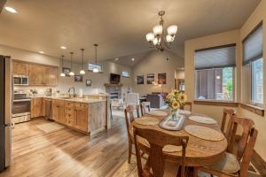 a kitchen and dining room with a table and chairs at Sisters Tree View in Sisters