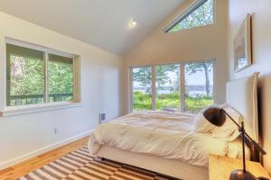Postel nebo postele na pokoji v ubytování Cascade Mountains View
