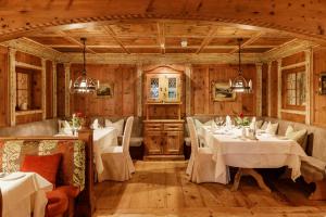 Restauracja lub miejsce do jedzenia w obiekcie Salzburgerhof, das 5-Sterne Hotel von Zell am See
