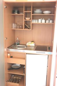 eine Küche mit einer Spüle und einem Schrank in der Unterkunft APPartementWESTiNGhaus in Edemissen