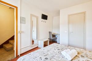 - une petite chambre avec un lit et un bureau dans l'établissement Vacanze In Torre, à Rapolano Terme