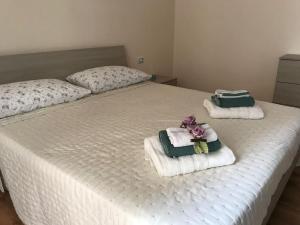 um quarto com 2 camas e toalhas em Violamare em Savona