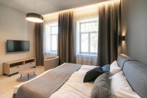 Ένα ή περισσότερα κρεβάτια σε δωμάτιο στο APARTAMENTAI LEMBERGAS