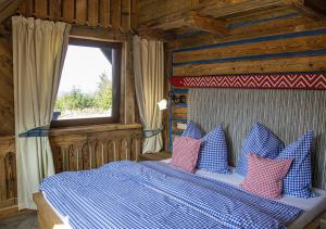 מיטה או מיטות בחדר ב-Chalupa Chalet Strachan
