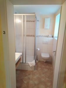 ラーティンゲンにあるDie Kroneのバスルーム(シャワー、洗面台、トイレ付)