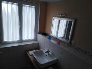 ラーティンゲンにあるDie Kroneのバスルーム(洗面台、鏡付)