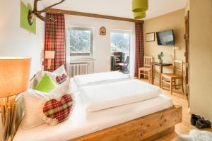 Postel nebo postele na pokoji v ubytování Zur Schönen Aussicht Hotel garni