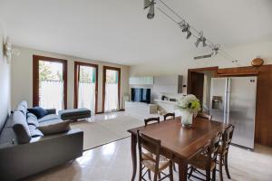 a kitchen and living room with a table and a couch at Appartamento Castleview Soave in Soave